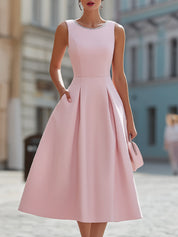 Elegancka bezrękawnikowa sukienka midi z kryształowym dekoltem w fasonie fit & flare