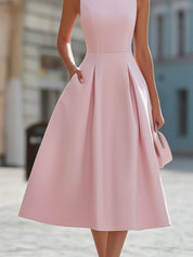 Elegancka bezrękawnikowa sukienka midi z kryształowym dekoltem w fasonie fit & flare