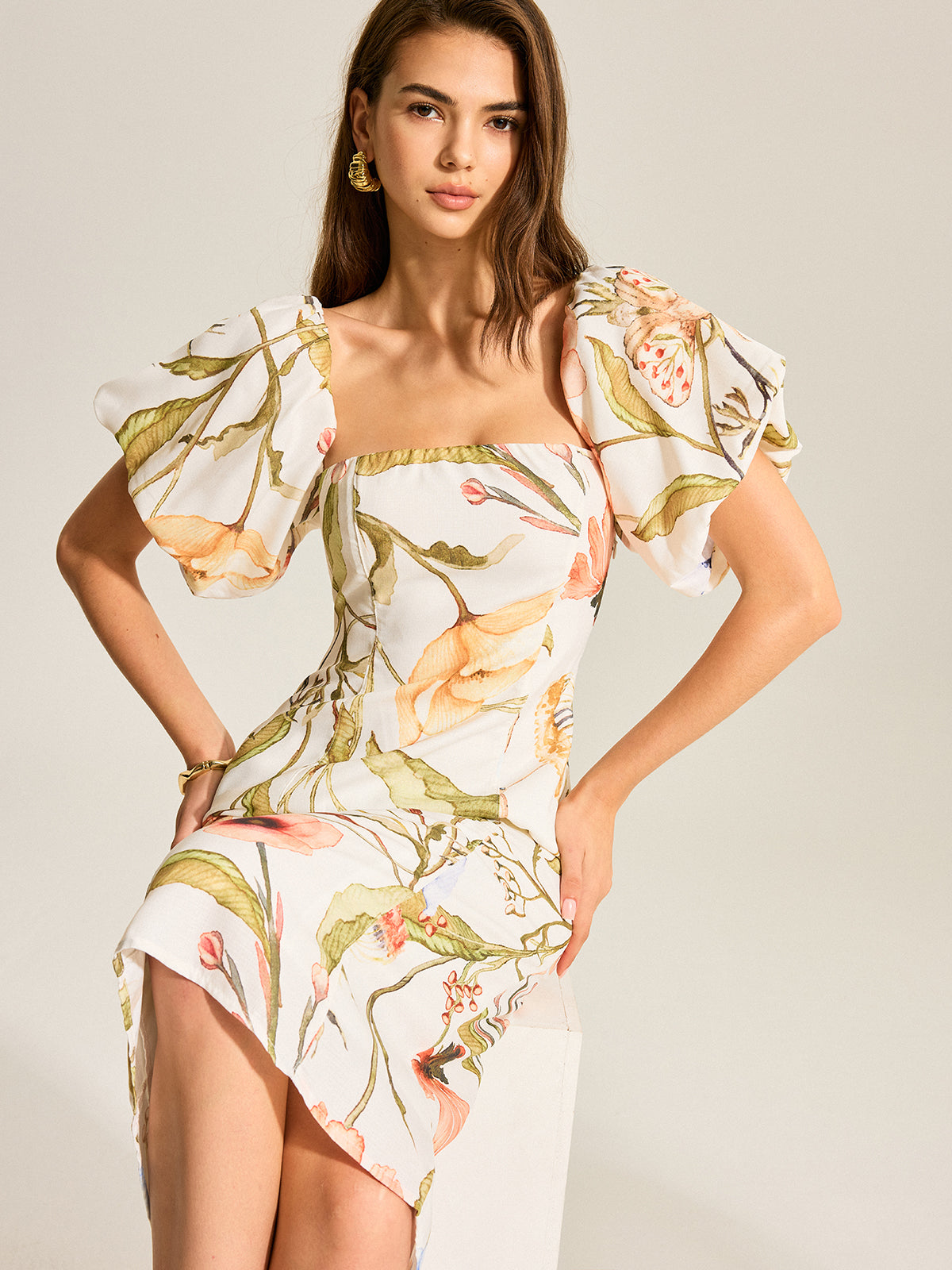 Sukienka w Kwiaty z Puff Sleeve i Odkrytym Plecami