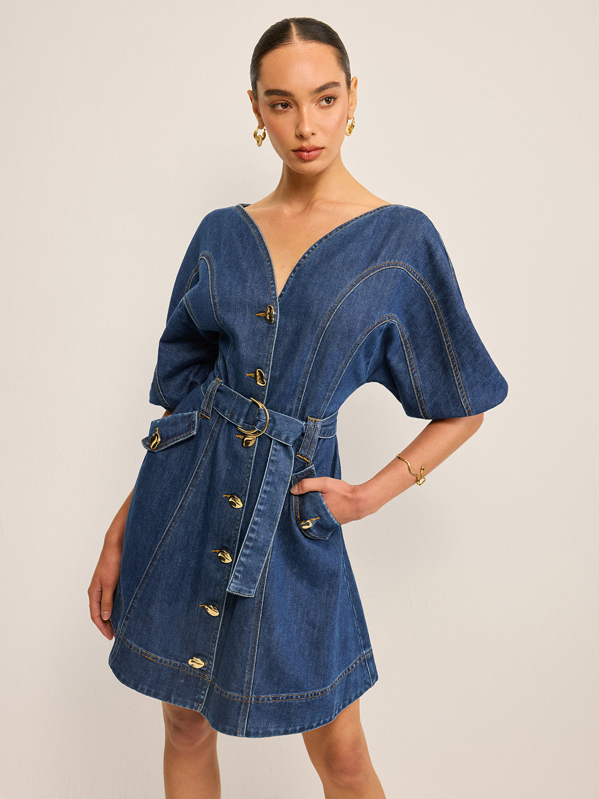 Sukienka dżinsowa z kieszeniami i paskiem