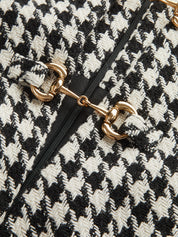 Sukienka mini w kratę houndstooth z detalem w kształcie wędzidła