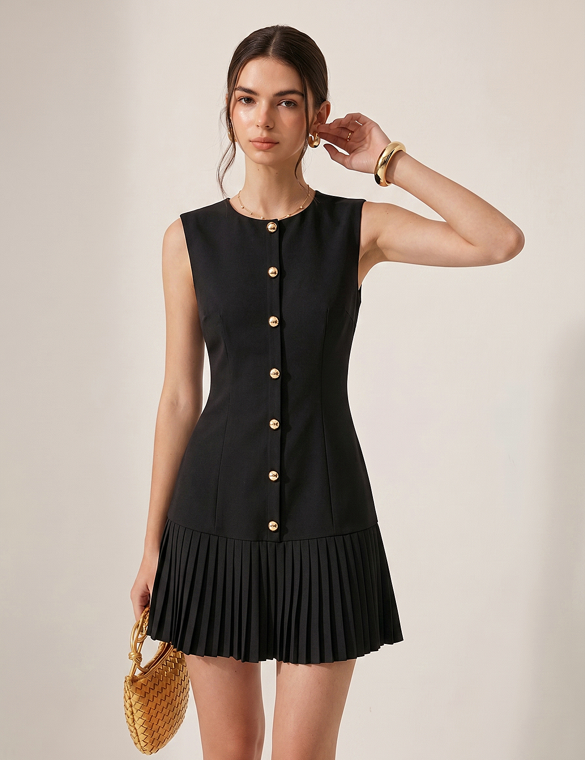 Sukienka mini bez rękawów z metalicznymi detalami, slim fit, plisowana