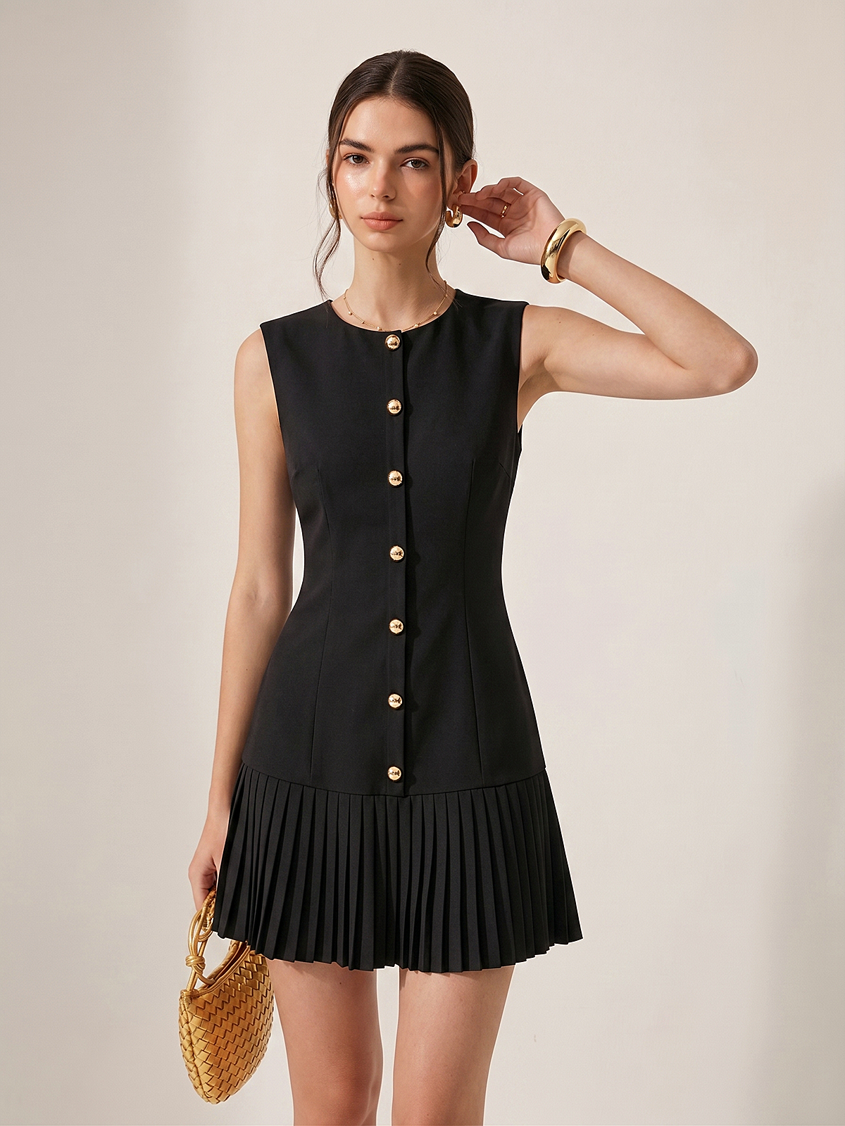 Sukienka mini bez rękawów z metalicznymi detalami, slim fit, plisowana