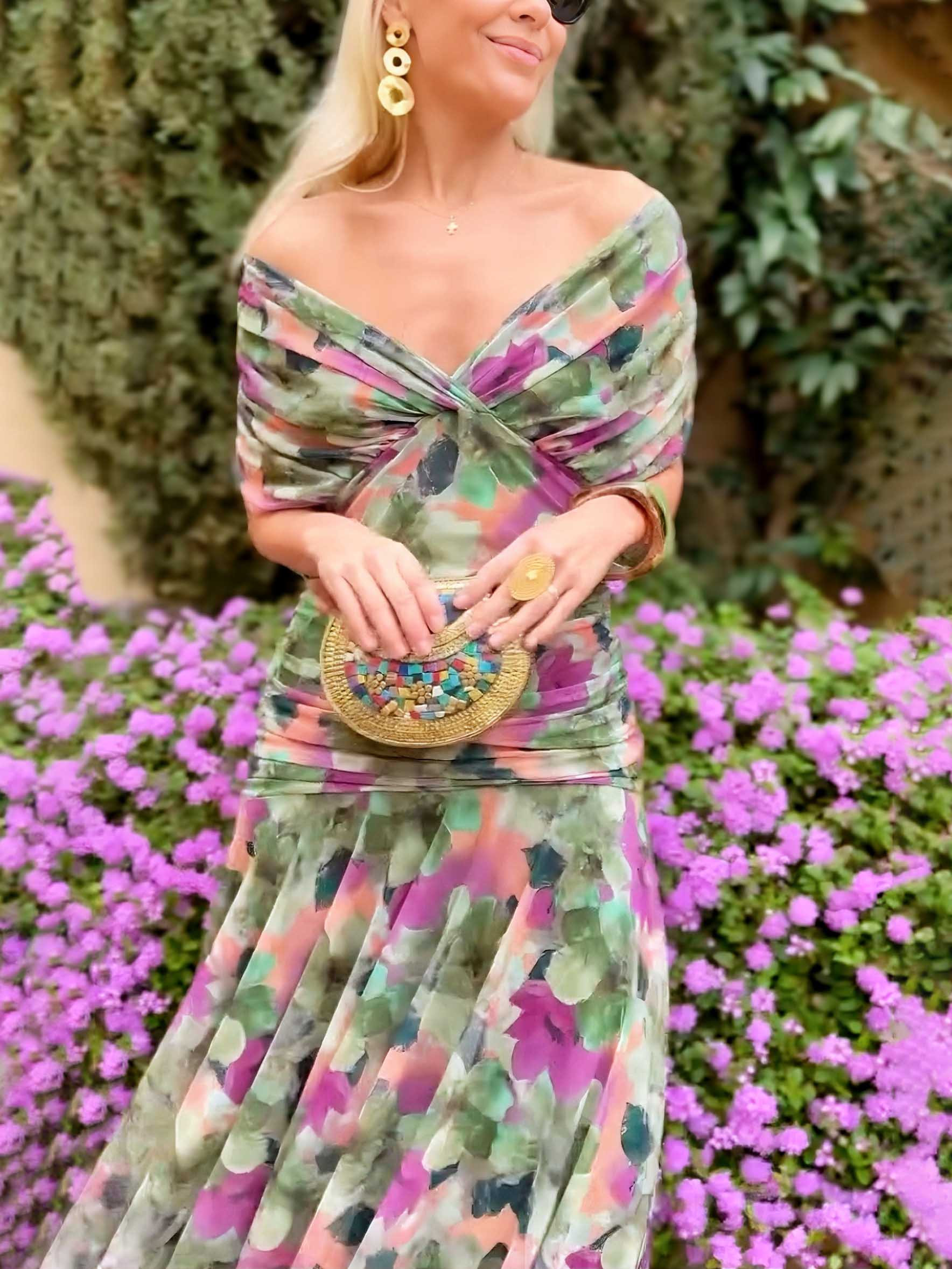 Elegancka sukienka maxi z dekoltem w serek w kwiatowy nadruk