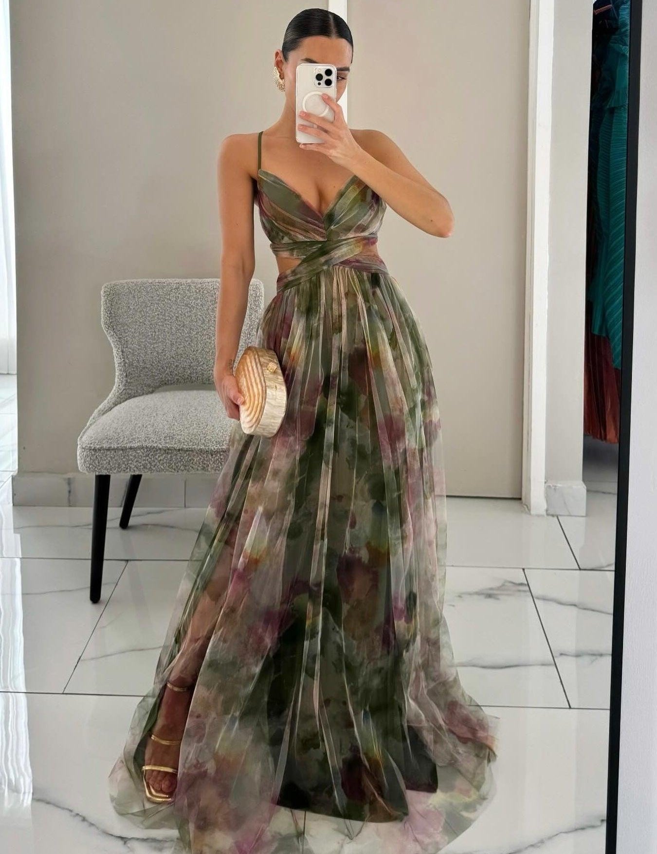 Elegancka Malowana Kwiatowa Sukienka Maxi z Dekoltem w Serek