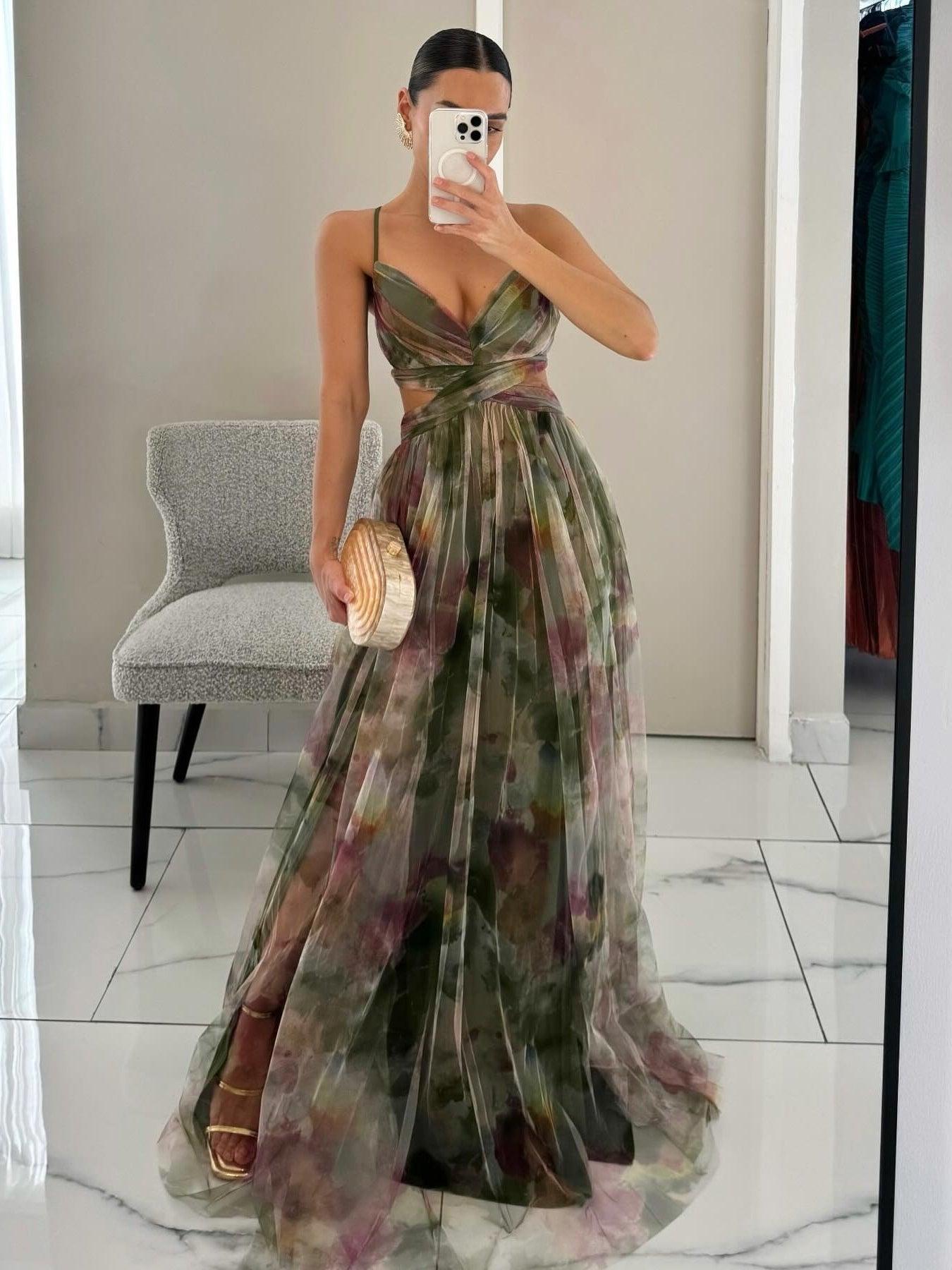 Elegancka Sukienka Maxi w Kwiatowy Wzór z Dekoltem w Serek