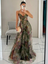 Elegancka Sukienka Maxi w Kwiatowy Wzór z Dekoltem w Serek
