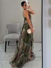 Elegancka Sukienka Maxi w Kwiatowy Wzór z Dekoltem w Serek