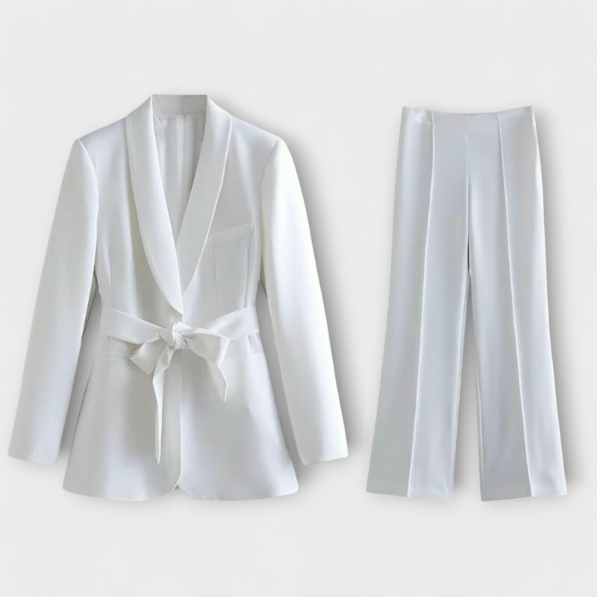 Wit_2-delige_damespak_met_blazer_en_pantalon-Photoroom_3984f1cf-8b17-4623-a7c9-52eaa054117a.jpg