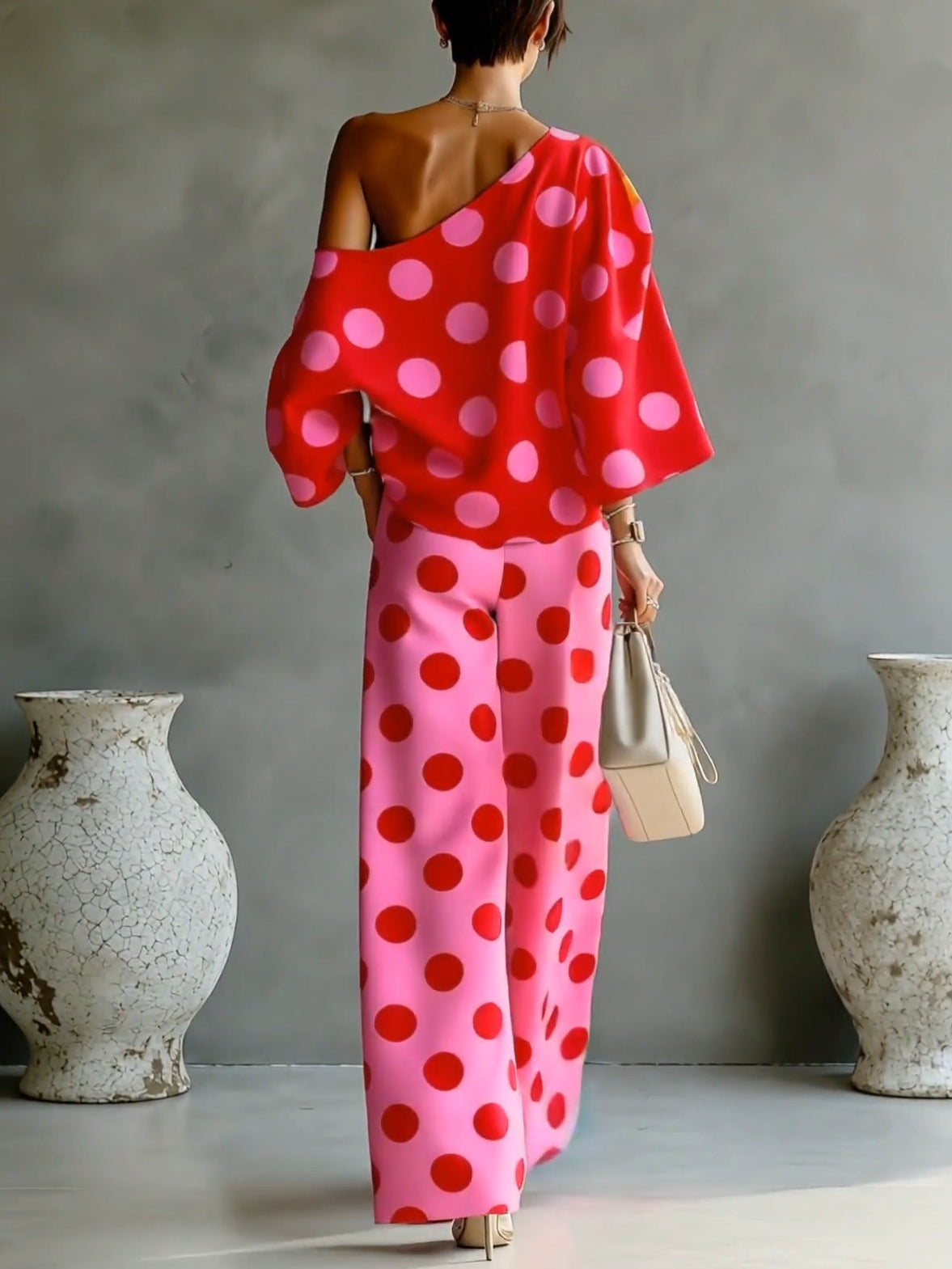 Retro Różowa Bluzka Off-shoulder w Kropki i Szerokie Spodnie - Dwuczęściowy Zestaw