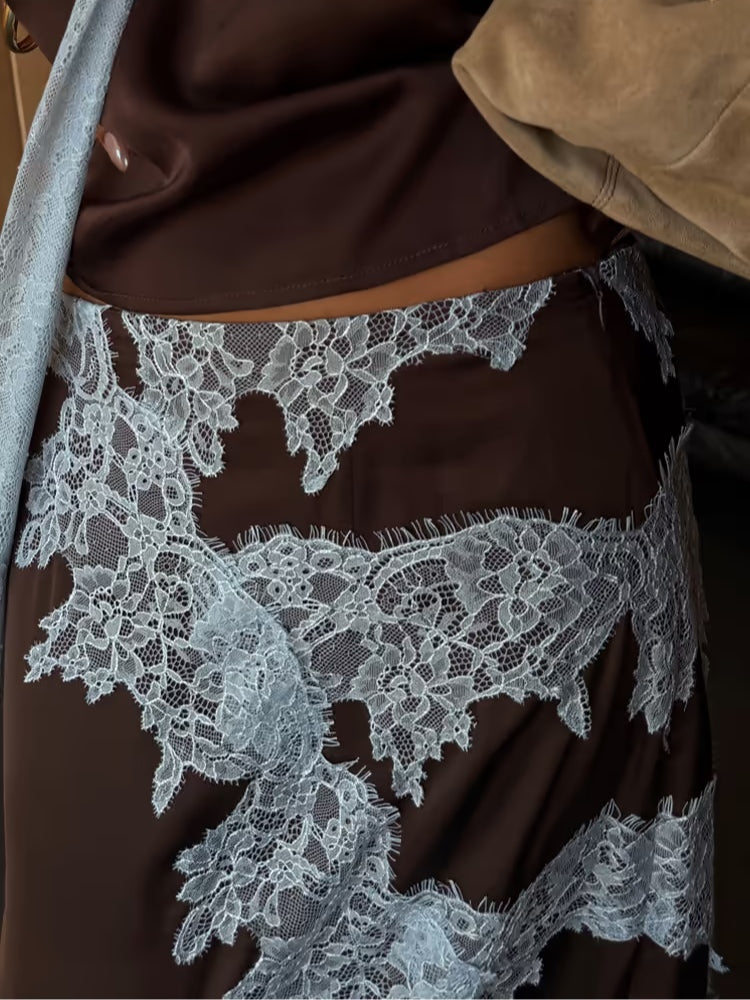 Elegancki brązowy i niebieski zestaw z koronkową bluzką i spódnicą