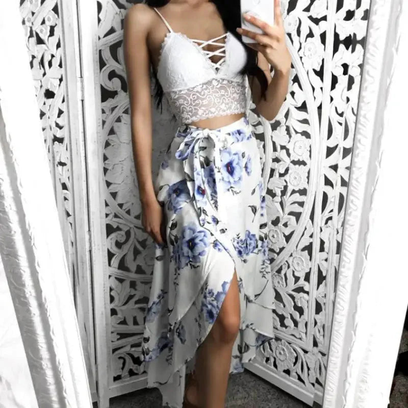 biustonosz-koronkowy-bralette-sznurowany-z-przodu-3.webp