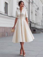 Sukienka midi z krótkim rękawem i zamkiem z przodu w fasonie fit and flare