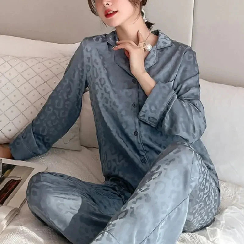niebieski-pizama-damska-satynowa-w-panterke.webp