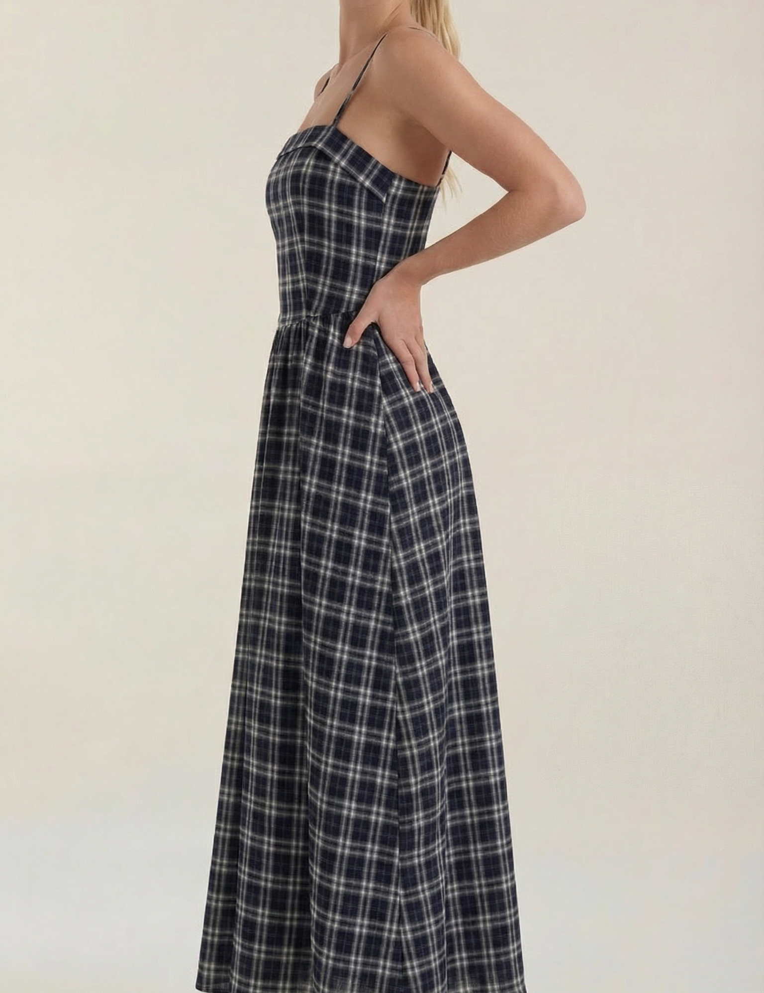 rosa-mae-de-ronda-kariertes-midi-sommerkleid-mit-eckigem-ausschnitt-midi-dresses-schwarz-8488567.png