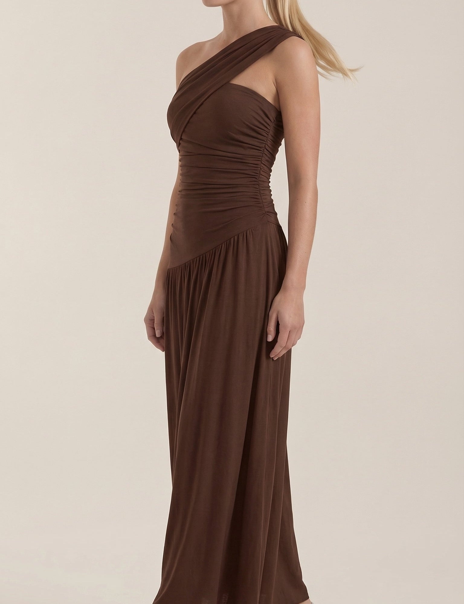 rosa-mae-deutschland-enid-einschulter-maxikleid-maxikleider-braun-2746865.jpg