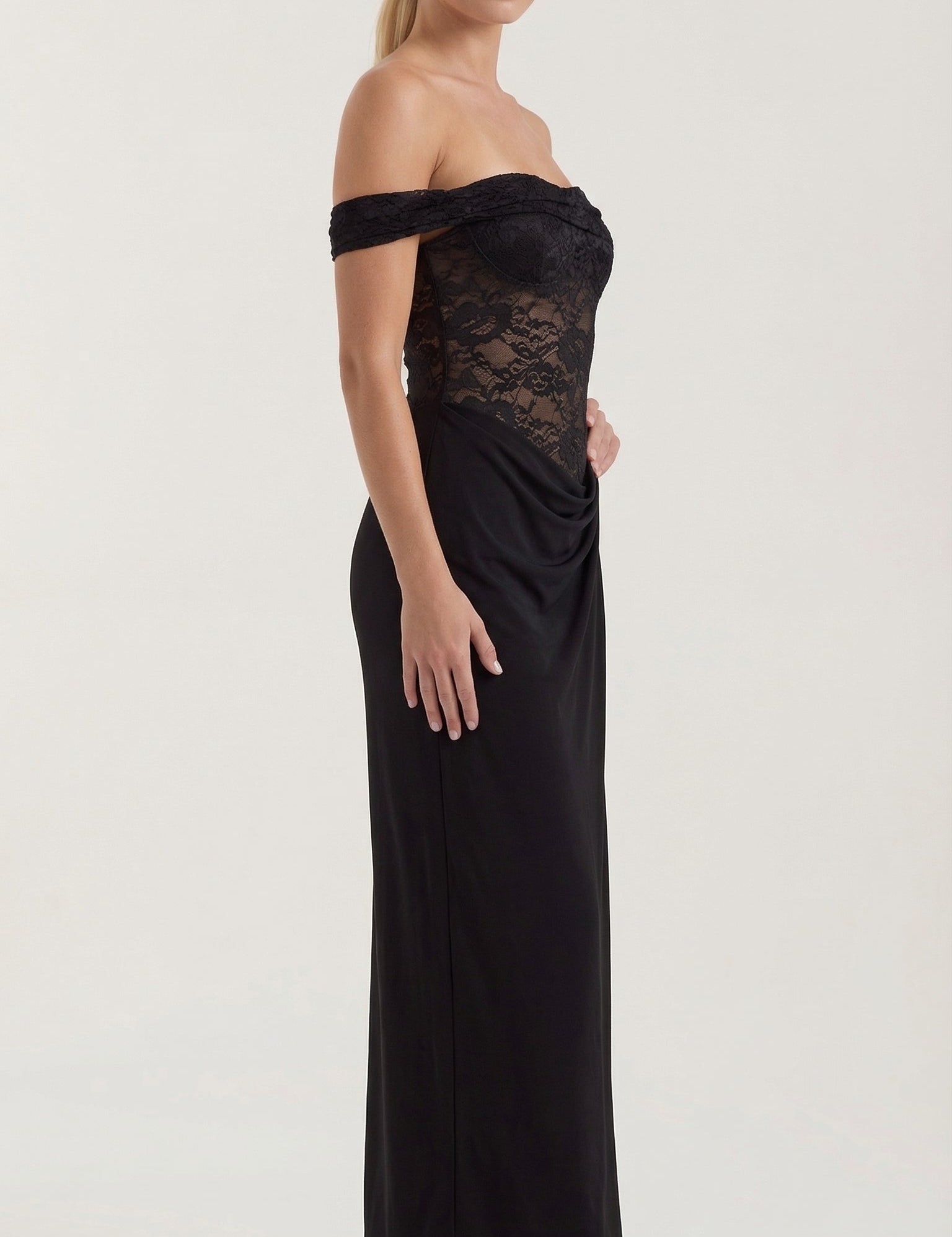 rosa-mae-deutschland-giselle-einschulter-spitzenkorsett-maxikleid-maxikleider-schwarz-8136936.jpg